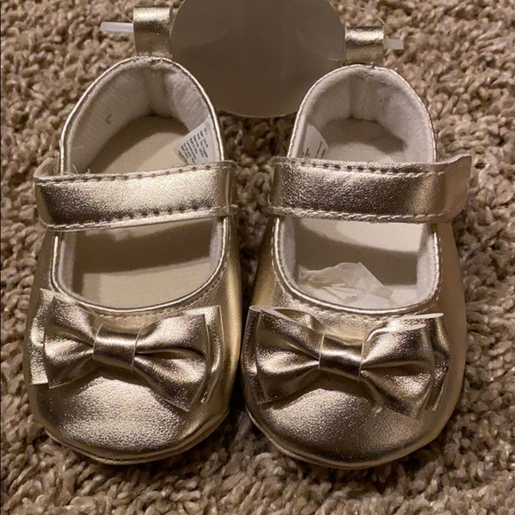 NWT Size 2 6/9 months gold velcro shoes - Picture 3 of 4